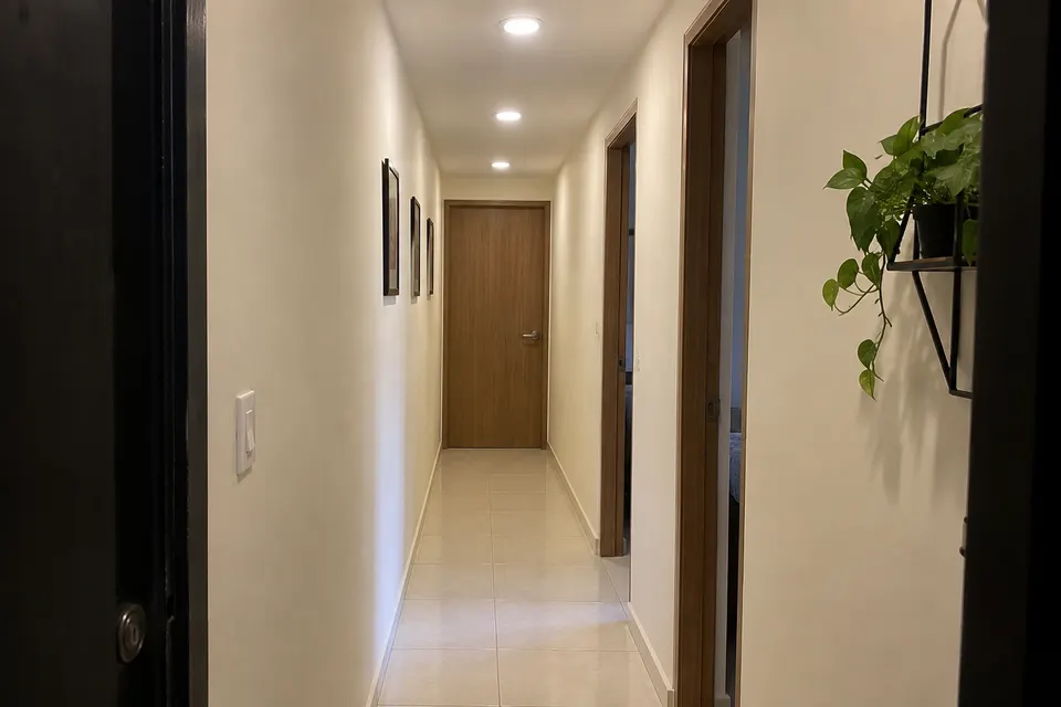Iluminación LED empotrada en el pasillo de una vivienda, escena ilustrativa