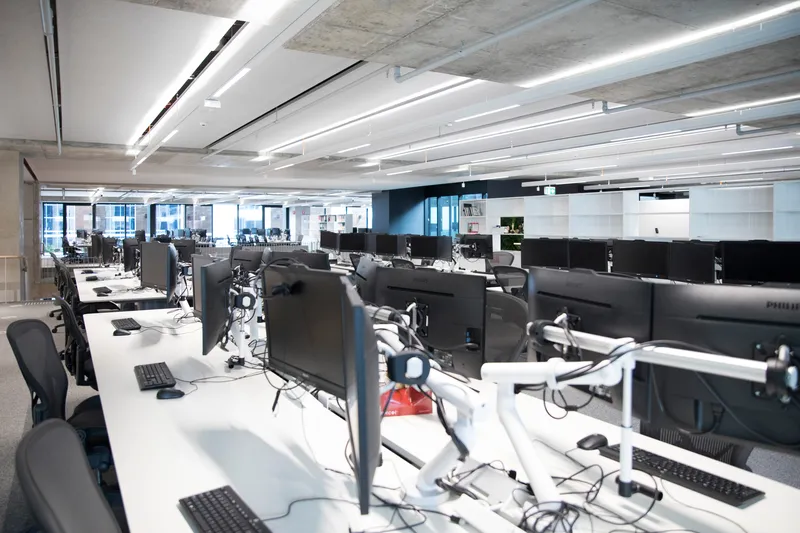 Puestos de trabajo y equipos conectados en una oficina de call center